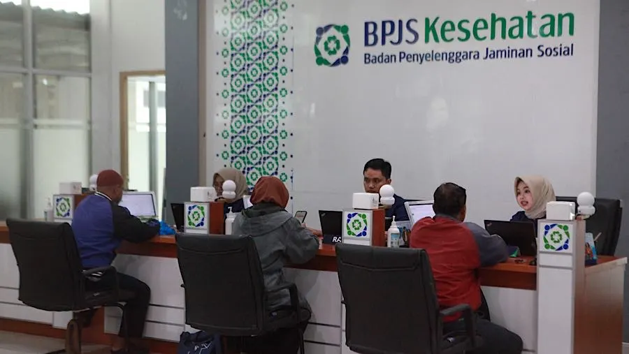 Petugas melayani peserta program BPJS Kesehatan